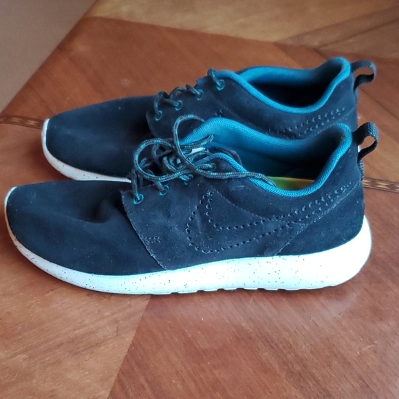 EUC Nike sneakers black suede size 7 - Picture 2 of 4